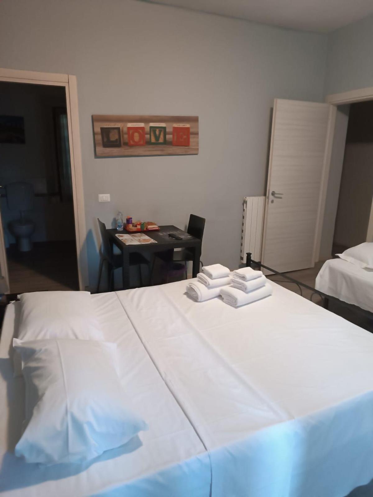 Mono Checkin A Richiesta Hotel Parma Kültér fotó